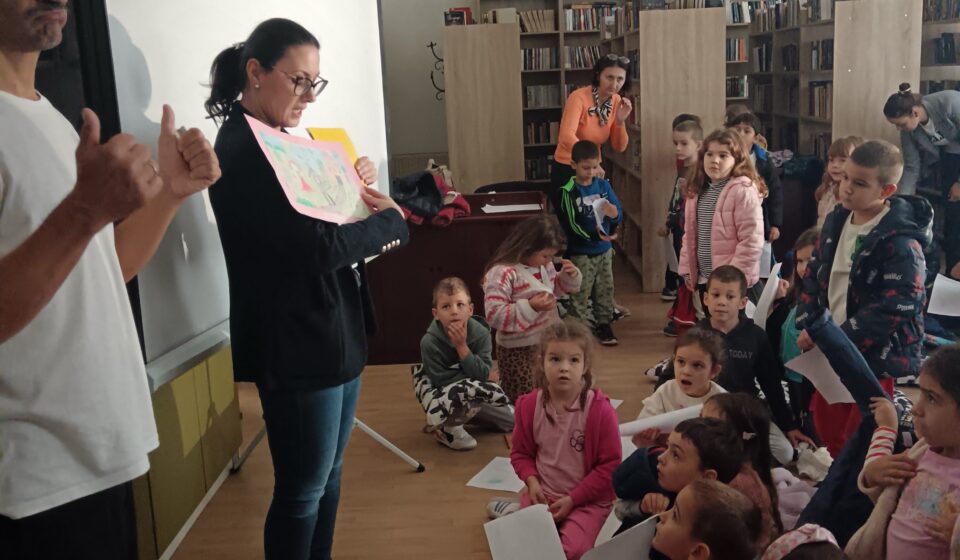 Deca posetila biblioteku “Vuk Karadžić” u Velikom Gradištu u okviru Dečije nedelje